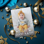 Festive Starry Lycklig Hanukkah Photo Julkort<br><div class="desc">Den moderna typsnittsduon av "Lycklig Hanukkah" med judestjärnor,  över fullt utfallsfoto med valfritt stycke på baksidan. Lägg till ett eget foto på baksidan om du vill.</div>