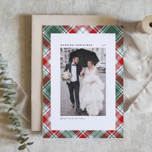 Festive Tartan Mönster, gift julfoto Helgkort (Festive Green and Red Tartan Pattern Married Christmas Photo Holiday Card)