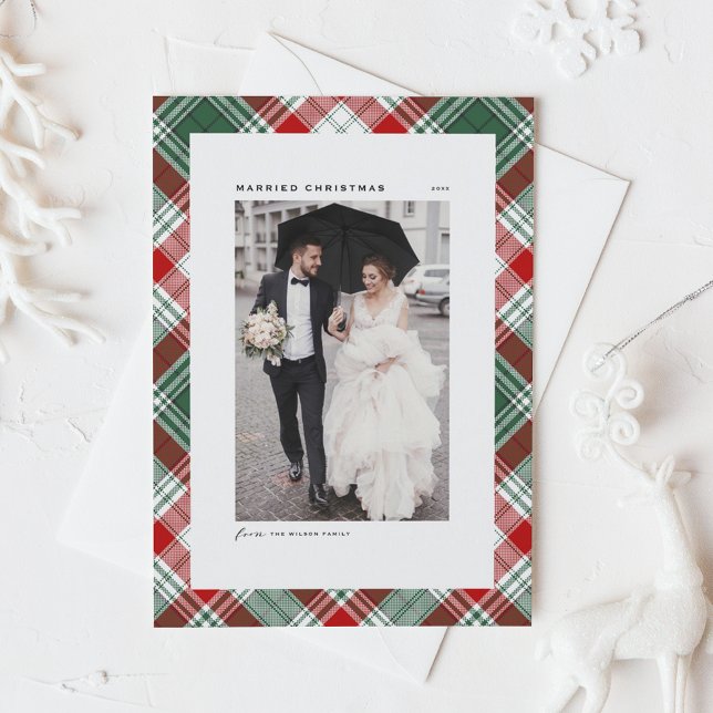 Festive Tartan Mönster, gift julfoto Julkort (Festive Green and Red Tartan Pattern Married Christmas Photo Holiday Card)