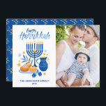 Festive Watercolor Menorah Lycklig Hanukkah Photo Julkort<br><div class="desc">Lycklig Hanukkah! Skicka Hanukkah önskemål till familj och vänner med det här anpassadets platta fotokort. Den har vattenfärgade illustrationer av Hanukkah-symboler som Hanukkiah eller menorah,  sufganiyot,  oliver och dreidel. Anpassa genom att lägga till namn och ett foto.</div>