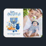 Festive Watercolor Menorah Lycklig Hanukkah Photo Magnet<br><div class="desc">Lycklig Hanukkah! Skicka Hanukkah önskemål till familj och vänner med anpassadets fotomagnet. Den har vattenfärgade illustrationer av Hanukkah-symboler som Hanukkiah eller menorah,  sufganiyot,  oliver och dreidel. Anpassa genom att lägga till namn och ett foto.</div>
