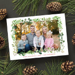 Festive Winter Greenery Elegant Foliage Photo Julkort<br><div class="desc">Detta moderna fotokort i helgdag har ett vackert gräns av löv och bär parade med klassisk typografi,  det vill säga anpassade. Den här designen rymmer ett foto av vågrät (liggande). Baksidan är en underbar skugga av grönt som också är anpassade. Du kan också lägga till ytterligare text på baksidan.</div>