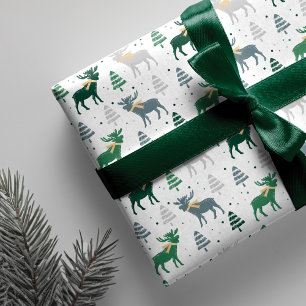 Festlig älg, träd och snöjulmönster presentpapper