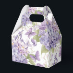 Festlig presentask<br><div class="desc">Favoritlåda för fest visas i en vacker lila hydrangea blommig akvarelltryck. Anpassa denna artikel och lägg till den eller köp som den visas. Tips: Lägg till en klistermärke med namn och lägg till lite vackert band. Bild med licens Tips: Lägg bara till dina fantastiska godsaker och lägg till lite festligt...</div>