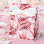 Festlig presentlåda<br><div class="desc">Presentkartong för fest är avbildad i ett vackert elegant rosa blommigt tryck. Anpassa denna artikel och lägg till eller köp som bilden visar. Tips: Lägg till en dekal med namn och lägg till lite vacker band. Bild med licens Tips: Lägg bara till dina fantastiska godsaker och lägg till lite festligt...</div>
