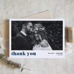 Fet Bröllop i Navy Blue Retro Fold Typography Phot Tack Kort<br><div class="desc">Retro Fold Typography Navy Blue Photo Bröllop - tackeskort | Med det här anpassadet är fototacket att du har platta kort med marin blå återtro-fet typografi. Det är perfekt för en rad händelser, som bröllop och studenten. Anpassa genom att lägga till dina favoritfoton på vågrät. Det finns som vykort och...</div>