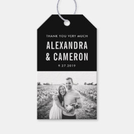 Fet Bröllop | Vit text på svart med foto Presentetikett