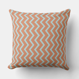 Fet Chevron-design: Orange och ljusblå rand Kudde