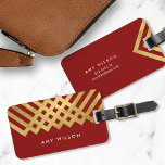 Fet Elegant Red Faux Guld Geometric Luggage Tag Bagagebricka<br><div class="desc">Håll snyggten på resande fot med den här elegantens märkre för rödsäck som har ett fet utseende för guld. Anpassa den här märkrn med din information och om du vill ha fler alternativ som att ändra teckensnittet så klickar du storlekt på knappen "Anpassa". *Observera att Zazzle Watermark som visas i...</div>