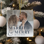 Fet gift och Merry Bröllop Photo Newlyed Julgransprydnad Keramik<br><div class="desc">Visning ett favoritfoto från bröllop med denna djärva,  moderna,  typografibaserade juldesign,  som innehåller "gift och merry" överlagrad i marinblå skrift gått med av en överdimensionerad amperand. Anpassa med ditt bröllop-datum och namn. Utformningen upprepas på baksidan.</div>