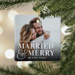 Fet gift och Merry Bröllop Photo Newlyed Julgransprydnad Keramik<br><div class="desc">Visning ett bröllop-favoritfoto med den här djärva,  moderna,  typografibaserade juldesignen,  som innehåller "gift & merry" överlagrad i vit text gått med av ett överdimensionerat format. Anpassa med ditt bröllop-datum och namn. Utformningen upprepas på baksidan.</div>