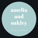 Fet minimalistisk Boho Aqua Blue Personligt bröllp Runt Klistermärke<br><div class="desc">Anpassa ditt bröllop med de här anpassningsbarna för elegant. Med en mjuk akvablå bakgrund och fet typografi lägger dessa klistermärken till en snyggt i presentlådor,  kuvert och mycket annat. Anpassa med din namn och bröllop-dejt för en vacker och tankfull detalj som dina gäster kommer att göra i kärlek!</div>
