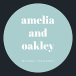 Fet minimalistisk Boho Aqua Blue Personligt bröllp Runt Klistermärke<br><div class="desc">Anpassa ditt bröllop med de här anpassningsbarna för elegant. Med en mjuk akvablå bakgrund och fet typografi lägger dessa klistermärken till en snyggt i presentlådor,  kuvert och mycket annat. Anpassa med din namn och bröllop-dejt för en vacker och tankfull detalj som dina gäster kommer att göra i kärlek!</div>