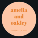 Fet, minimalistisk Boho Peach Orange Personligt br Runt Klistermärke<br><div class="desc">Anpassa ditt bröllop med de här anpassningsbarna för elegant. I Persikofärgade Orangar lägger dessa klistermärken till en snyggt i presentlådor,  kuvert med mera. Anpassa med din namn och bröllop-dejt för en vacker och tankfull detalj som dina gäster kommer att göra i kärlek!</div>