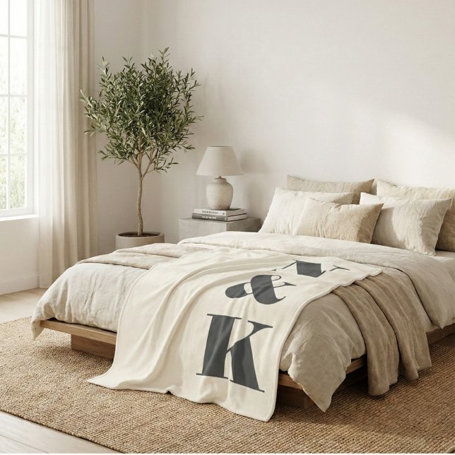 Fet moderna monogram initialer svart kräm nygifta fleecefilt (Skapare uppladdad)