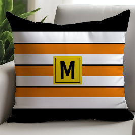 Fet monogram med orange ränder kudde