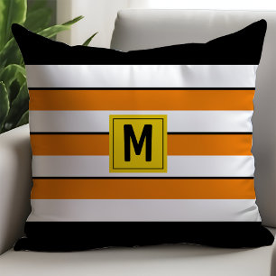 Fet monogram med orange ränder kudde