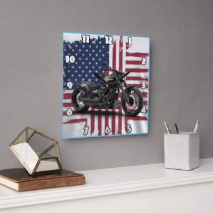 Fet motorcykel mot bakgrund av den amerikanska fla fyrkantig klocka