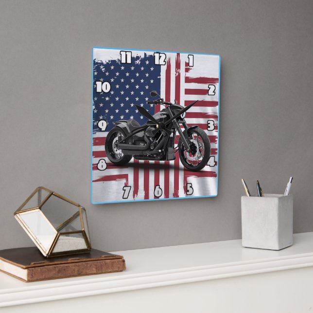 Fet motorcykel mot bakgrund av den amerikanska fla fyrkantig klocka (Kontor)
