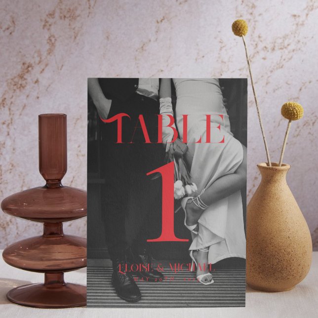 Fet Red Modern Black and White Photo Bröllop Bordsnummer (Make a striking statement at your reception with this bold photo table number card.)