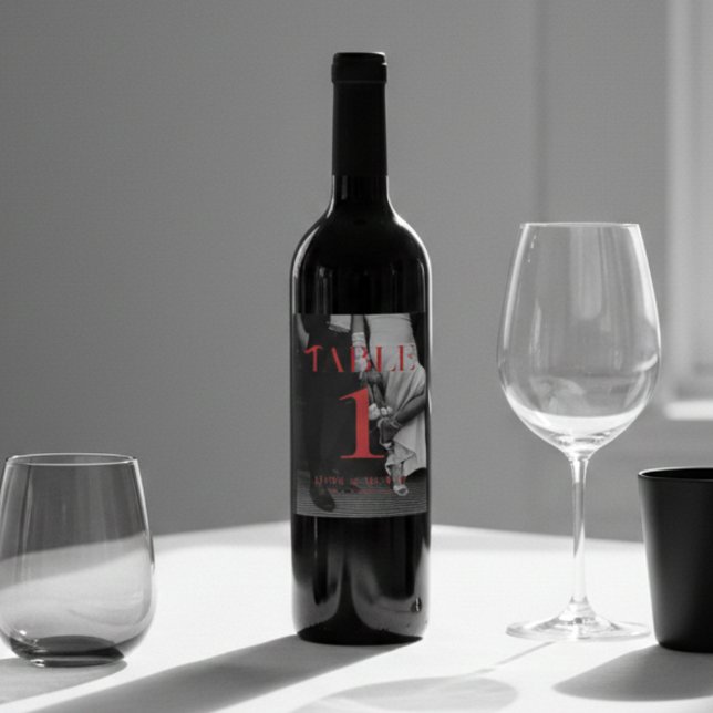 Fet Red Modern Black and White Photo Bröllop Vinflaska Etikett (Bold Red Modern Black and White Photo Wedding Wine Label)