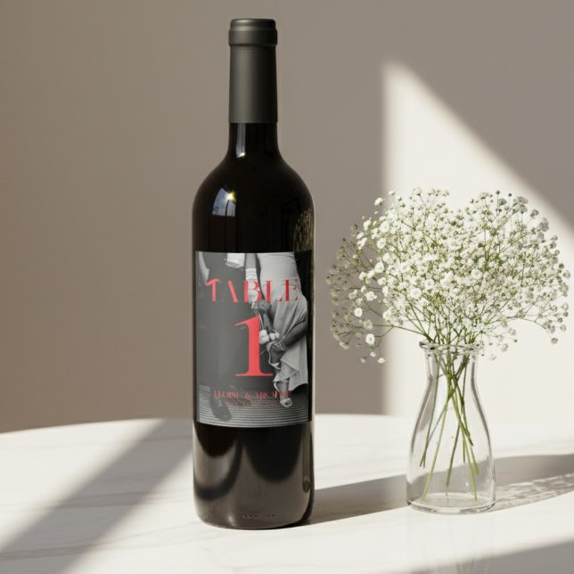 Fet Red Modern Black and White Photo Bröllop Vinflaska Etikett (Make a striking statement at your reception with this bold photo table number card!)
