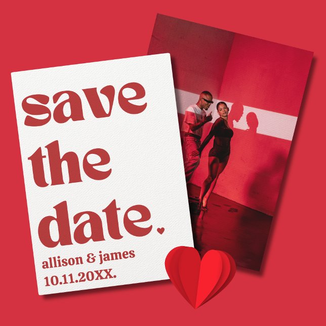 Fet röd typografi Unik modern estetisk foto Spara Datumet (Red Save the Date Photo Unique Elegant Modern Aesthetic Minimalist)