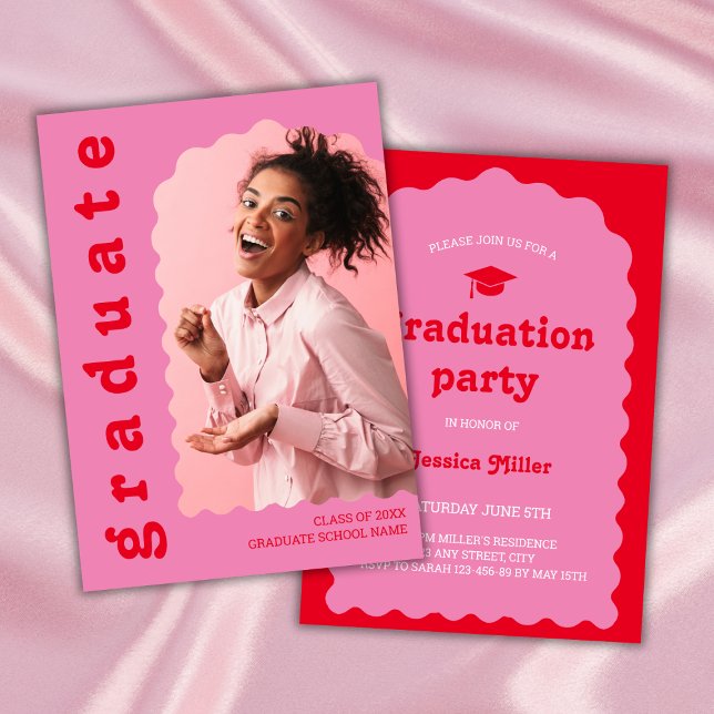 Fet Rosa och rött Retro-teckensnitt Vågigt Photo S Inbjudningar (graduation party invitation retro font class of 2024 bold pink and red wavy arch photo)