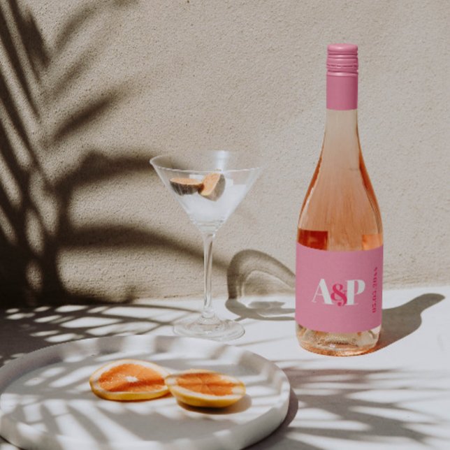Fet Rosa och vit typografi Valentines day (Vibrant pink typography wine bottle labels featuring modern couples monogram for wedding shower)