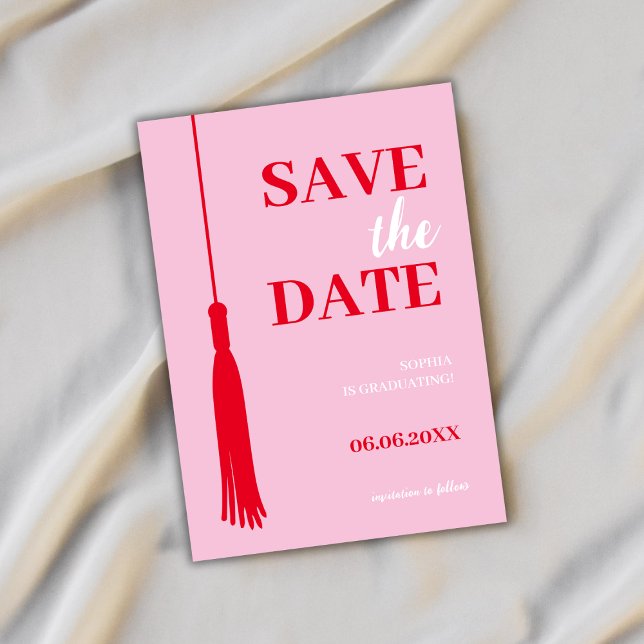Fet Rosa & Red Grad Tassel Studenten Spara Datumet (graduation save the date card grad tassel elegant minimalist simple bold pink red class of 2024)