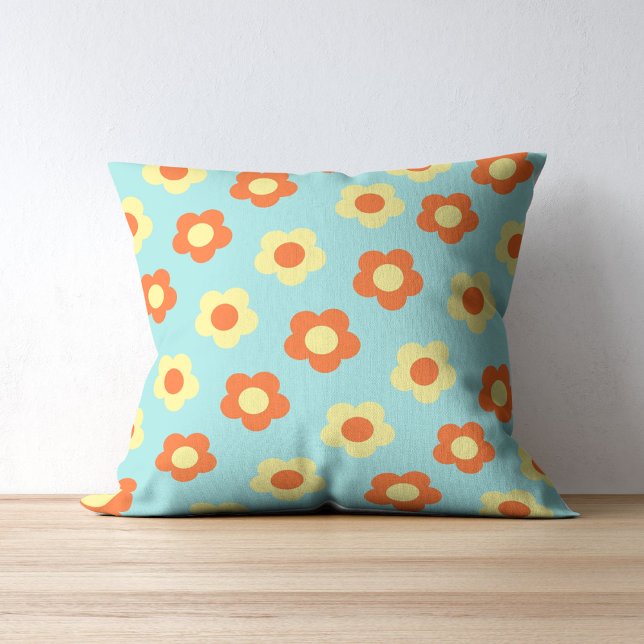 Fet skalning och Orange Flower Tropical Whimsical Kudde (Skapare uppladdad)