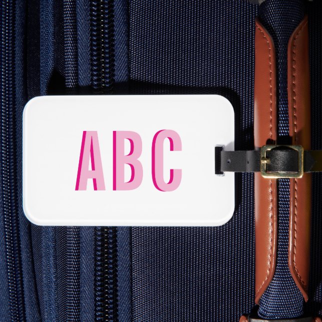 Fet staplade rosa 3-bokstavsmonogram bagagebricka (Framsida Insitu 4)