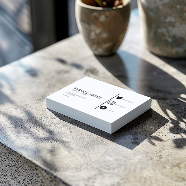Fet svart och vitt social-media visitkort (Modern black and white business card with social media icons and minimalist layout.)