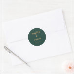 Fet typografi Emerald Grönt Guld minimalist Runt Klistermärke<br><div class="desc">Anpassa enkelt genom att ersätta varje info. Kontrollera förhandsgranskningen innan du lägger till i kundvagn. Visa samlingslänken på den här sidan om du vill se alla matchande objekt i den här designen</div>