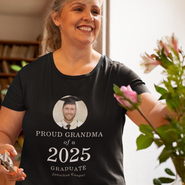 Fet vit text Foto Proud Grandma 2025 Student T Shirt (Skapare uppladdad)