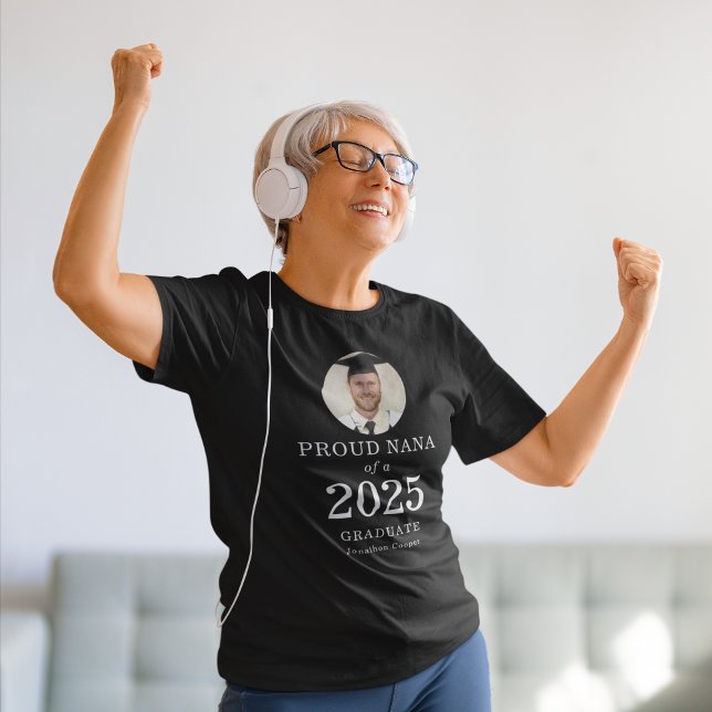 Fet vit text Foto Proud Nana från 2025 Student T Shirt (Skapare uppladdad)