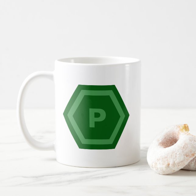 Fetgrön enkelbokstavsmonogram i hexagoner kaffemugg (Med munk)