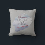 Fetma streck, Vild Hjärta: Impulerande men dykande Kudde<br><div class="desc">Inkludera ofruktsam spontanitet med denna djärva garanti med "Forever, impulsivt but daring" innesluten i ett dynamiskt grått- brushstroke. Det obearbetade, konstnärliga struktur står i kontrast till den eleganta typografin som symboliserar balansen mellan kaos och mod. För dem som lever oförskämt - där impulser möter djärvhet och varje dag är en...</div>