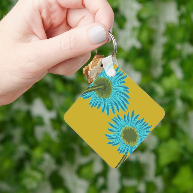 Fetstig blå Daisy på bakgrunden till Mustard Gult Nyckelring (Skapare uppladdad)