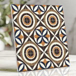 Fetstig design i mitten av århundradet med koncent kakelplatta<br><div class="desc">Denna djärva moderna platta i mitten av århundradet har koncentriska cirklar och abstrakt linjer i jordbrun, gult och vintage blå toner, inspirerade av 1960-talets skandinaviska utformning. Med sin symmetriska och öga-infångande layout är den här plattan perfekten för att skapa snyggtens ryggstödsskavlar, accentväggar eller återinspirerat insida. Den harmoniska paletten och den...</div>