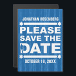 Fetstil Bar Mitzvah Spara Datum Marinblå Magnetisk Inbjudningskort<br><div class="desc">Denna djärva Bar Mitzvah-sparad datum-inbjudan sätter strålkastarljus på din sons stora dag. Tjocka horisontella linjer förankrar stor typ, var och en med en David-stjärna i var ände. En silhuett – som representerar din son – finns inom en av bokstäverna. Och det finns en subtil struktur i bakgrunden, kompletterad med trendiga...</div>