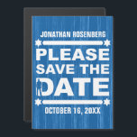 Fetstil Bar Mitzvah Spara datum Marinblå Magnetisk Inbjudningskort<br><div class="desc">Denna djärva Bar Mitzvah-sparad-inbjudan i tid belyser din sons stora dag. Tjocka horisontella linjer förankrar stor typografi, var och en med en David-stjärna i ändarna. En silhuett – som representerar din son – finns inom en av bokstäverna. Och det finns en subtil textur i bakgrunden, kompletterad med trendiga färger. All...</div>