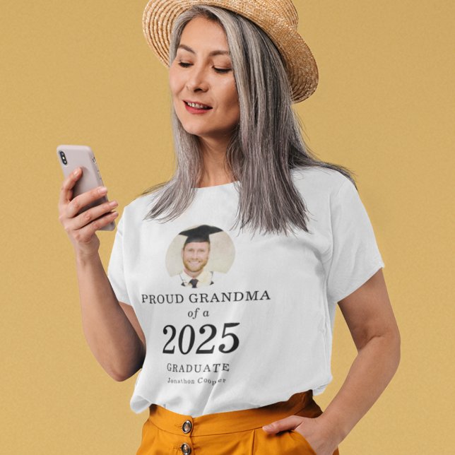 Fetstilfoto Proud Grandma från 2023 Student T Shirt (Skapare uppladdad)