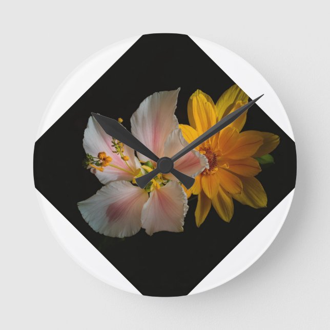 Fetstilta: Black Flower Pillow" Rund Klocka (Framsida)