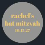 Fetstipografi Gult Grått Anpassningsbar Bat mitzva Runt Klistermärke<br><div class="desc">Fetstipografi Gult och Grått Anpassningsbar Cute Bat mitzvah Classic Round Sticker</div>
