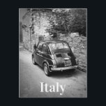 FIAT 500-bil i svartvitt Vykort<br><div class="desc">Fotovykort av en gammal liten FIAT 500-vintage på en gata i en stad i Italien i snyggt svart och vitt med texten"Italien".</div>