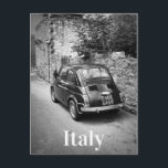 FIAT 500-bil i svartvitt Vykort<br><div class="desc">Fotovykort av en gammal liten FIAT 500-vintage på en gata i en stad i Italien i snyggt svart och vitt med texten"Italien".</div>