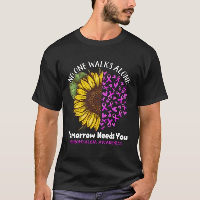 Fibromyalgia Awareness NO ONE WALKS ENSAM I MORROW T Shirt (Framsida)