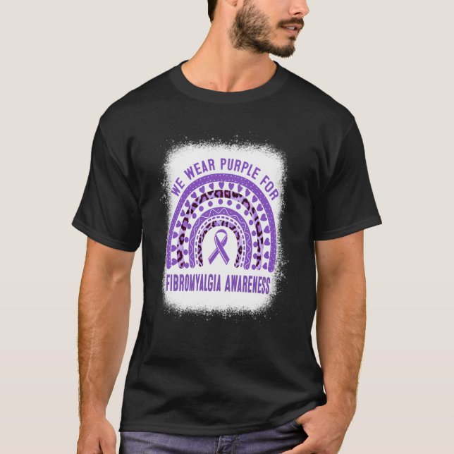 Fibromyalgia Awareness Purple Ribbon Rainbow T Shirt (Framsida)