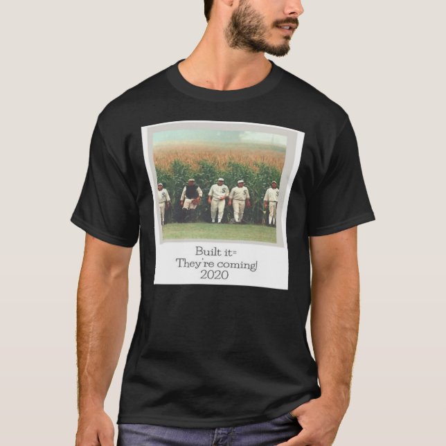 Field of Dreams They&x27;re Coming Classic T-Shirt (Framsida)